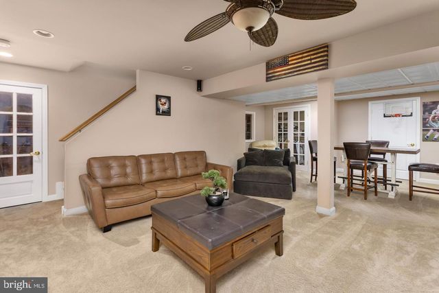 35 DARK LEAF DR, Hamilton, NJ 08610