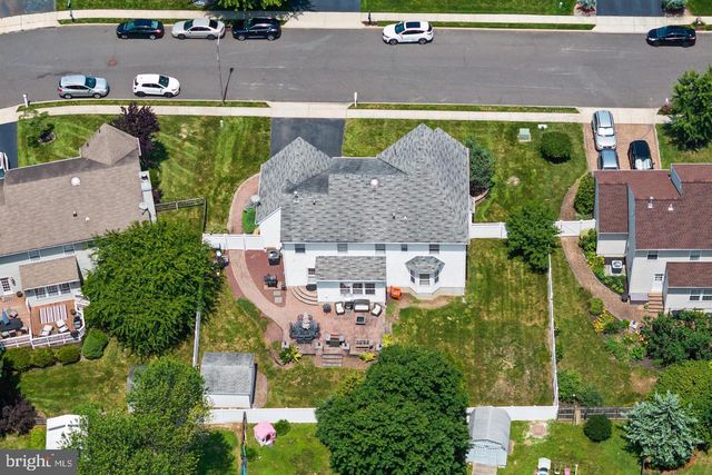 35 DARK LEAF DR, Hamilton, NJ 08610
