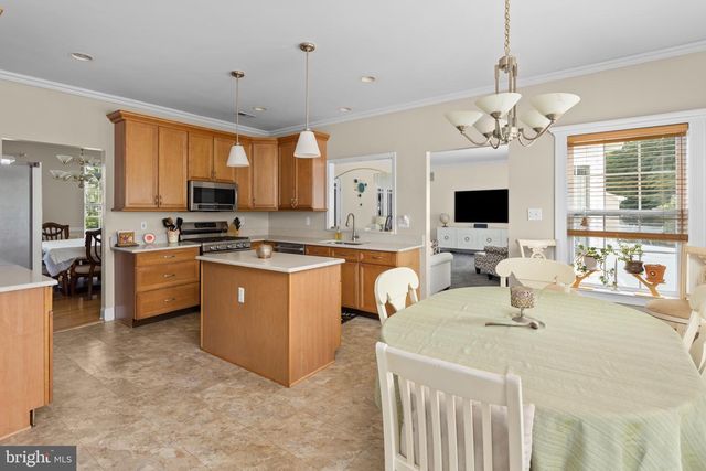 35 DARK LEAF DR, Hamilton, NJ 08610