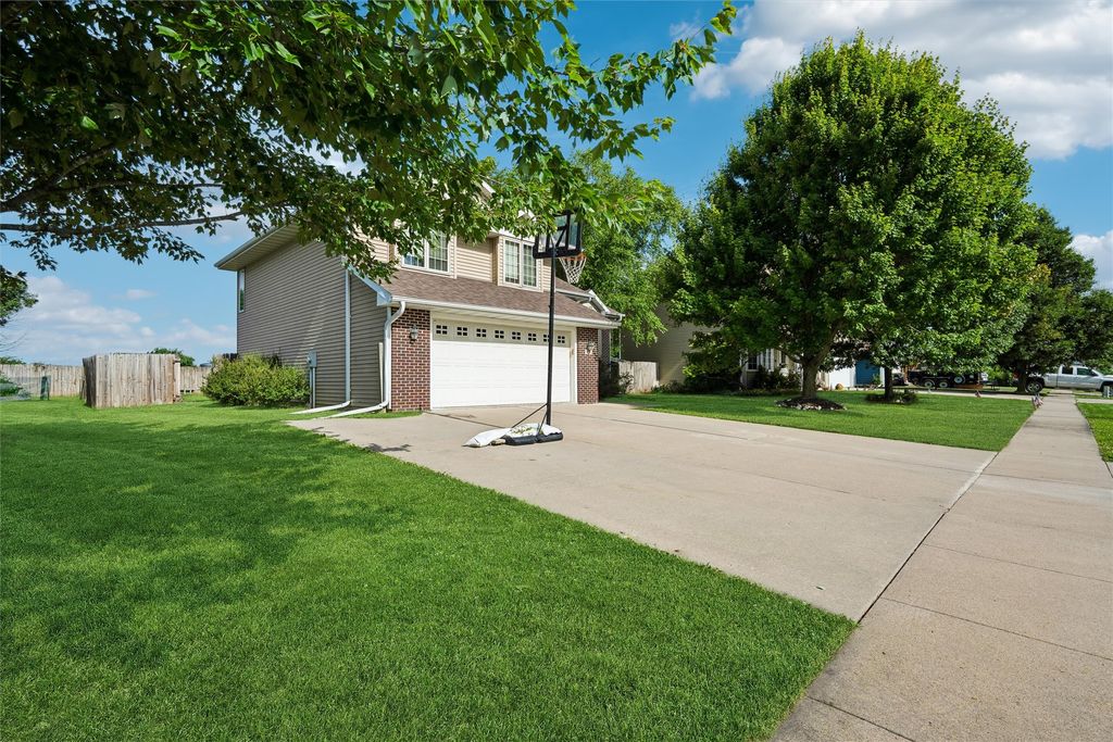 1213 S H Street, Indianola, IA 50125
