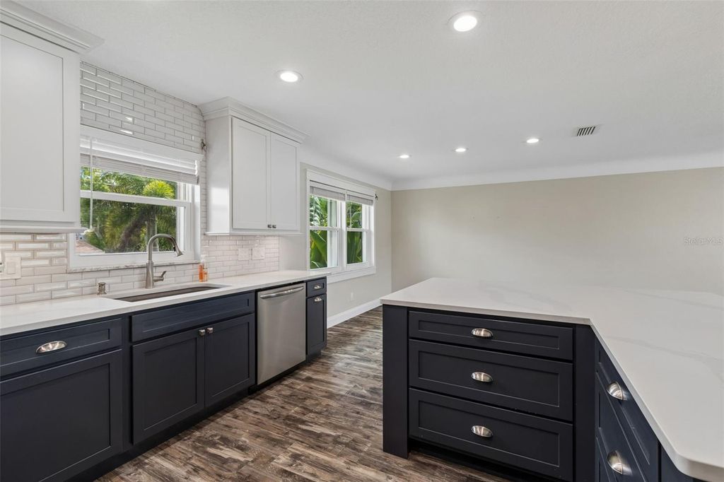 Image 13 of property listing at 13548 BELLEWOOD AVENUE, Seminole, FL 33776