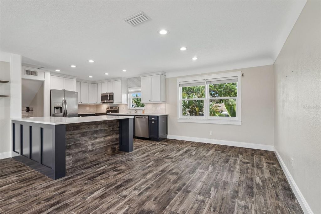 Image 4 of property listing at 13548 BELLEWOOD AVENUE, Seminole, FL 33776