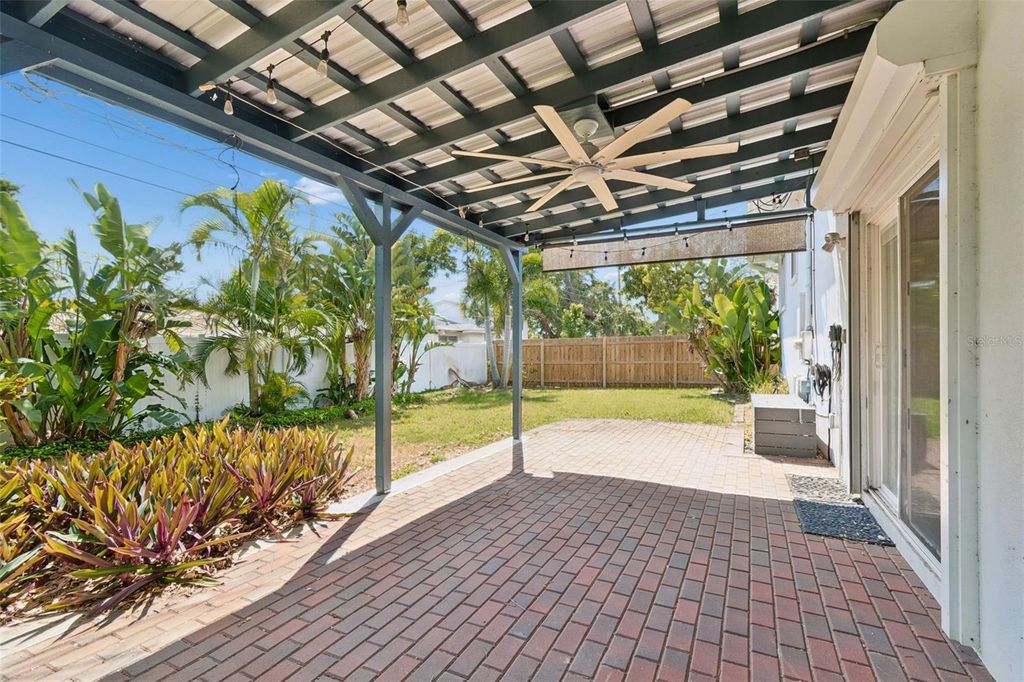Image 32 of property listing at 13548 BELLEWOOD AVENUE, Seminole, FL 33776