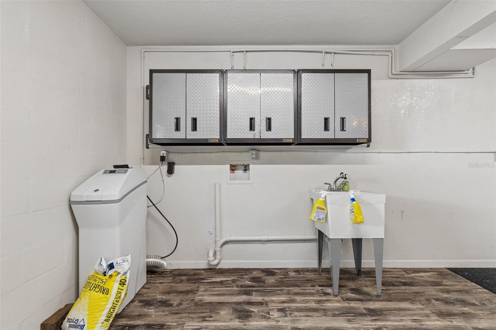 Image 36 of property listing at 13548 BELLEWOOD AVENUE, Seminole, FL 33776