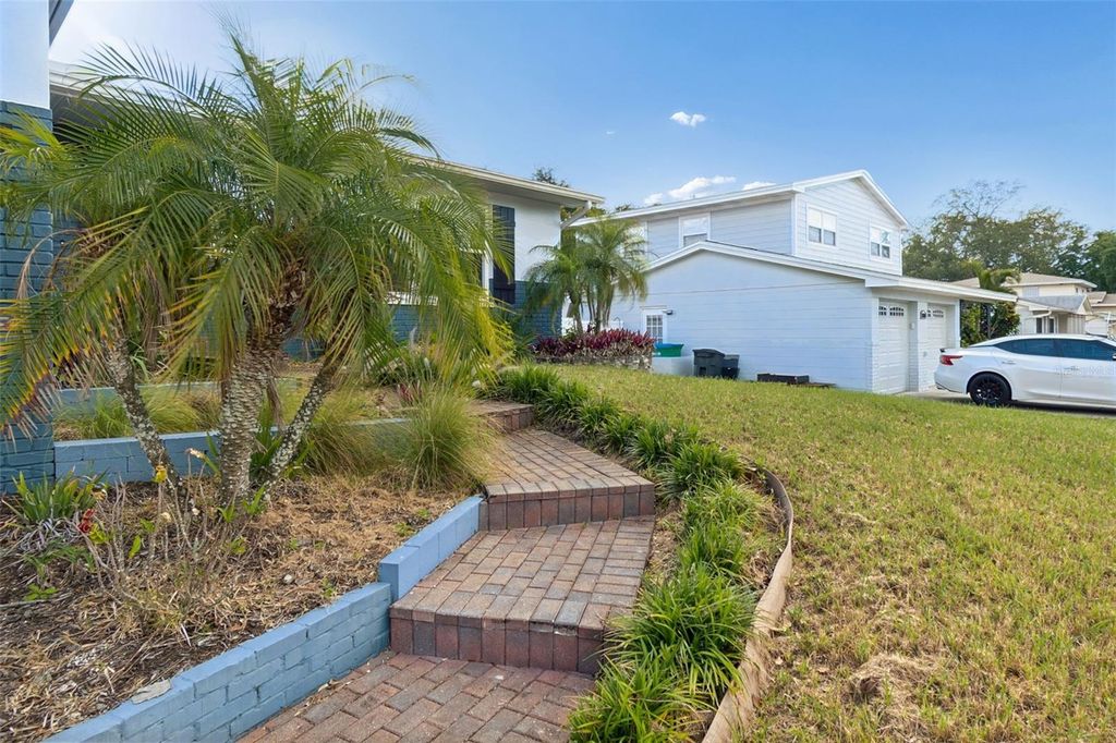 Image 37 of property listing at 13548 BELLEWOOD AVENUE, Seminole, FL 33776