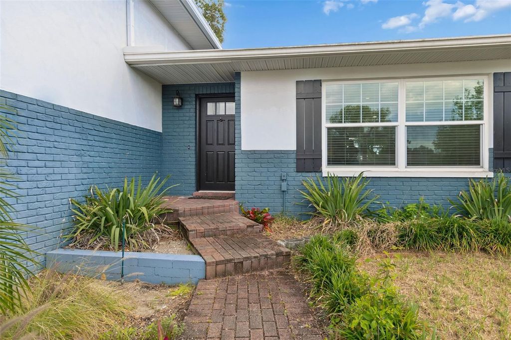 Image 38 of property listing at 13548 BELLEWOOD AVENUE, Seminole, FL 33776