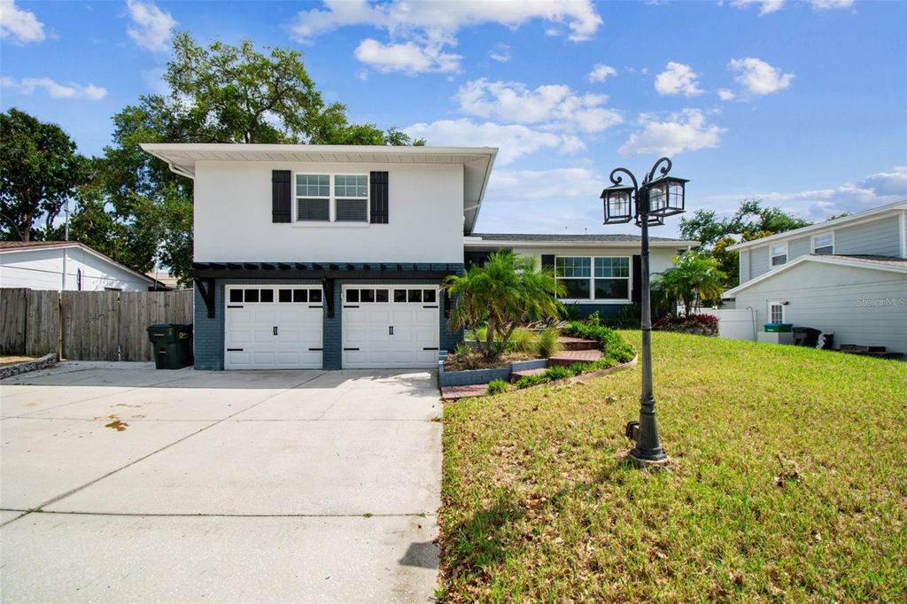 Image 39 of property listing at 13548 BELLEWOOD AVENUE, Seminole, FL 33776