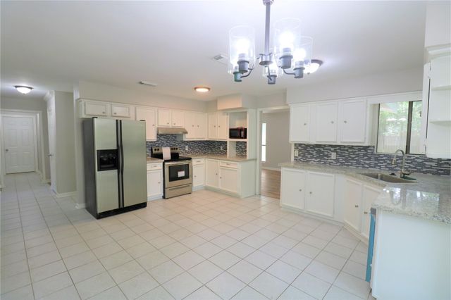 2705 Wilmington Drive, Dickinson, TX 77539