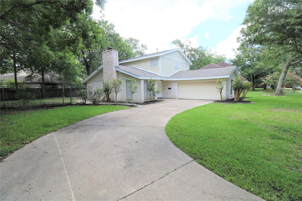 2705 Wilmington Drive, Dickinson, TX 77539