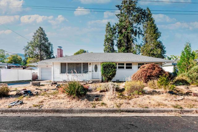 811 NE Clyde Place, Grants Pass, OR 97526