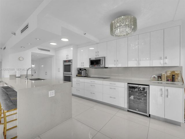 19707 Turnberry Way 21D, Aventura, FL 33180
