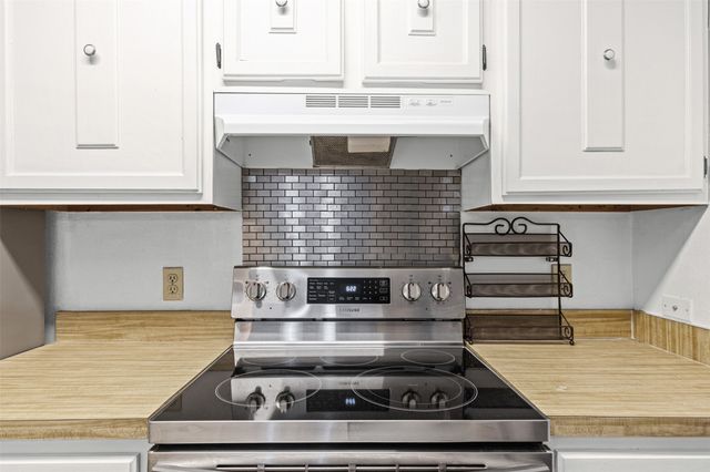 525 Alva Drive, Grand Prairie, TX 75052