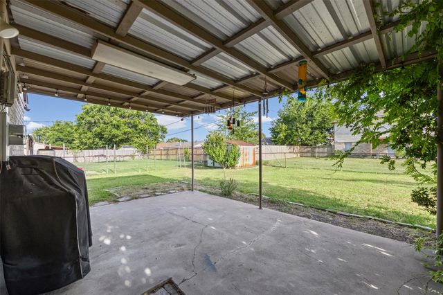 525 Alva Drive, Grand Prairie, TX 75052