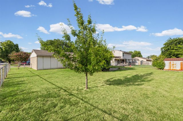 525 Alva Drive, Grand Prairie, TX 75052