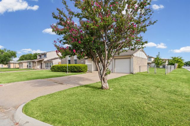 525 Alva Drive, Grand Prairie, TX 75052