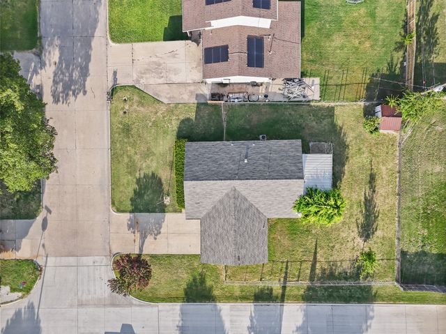 525 Alva Drive, Grand Prairie, TX 75052