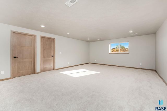 706 N Independent St Street, Lennox, SD 57039