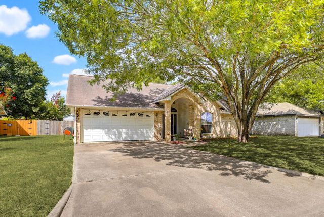 1001 Travis ST, Lockhart, TX 78644