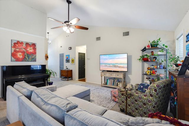 1001 Travis ST, Lockhart, TX 78644