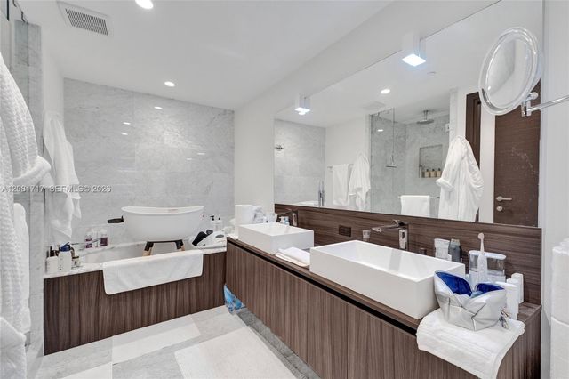 1000 Brickell Plaza 3105, Miami, FL 33131