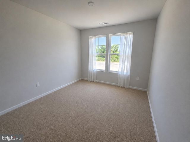 33 APOLLO RD, Charles Town, WV 25414