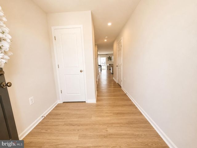 33 APOLLO RD, Charles Town, WV 25414