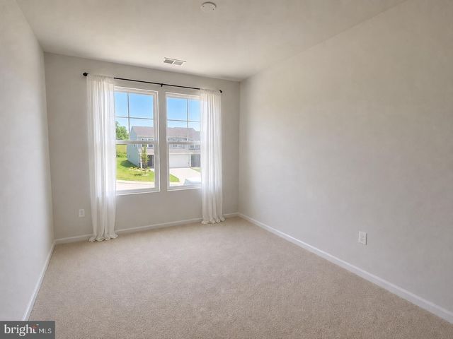 33 APOLLO RD, Charles Town, WV 25414