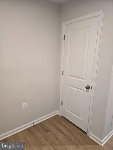 33 APOLLO RD, Charles Town, WV 25414