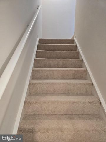 33 APOLLO RD, Charles Town, WV 25414