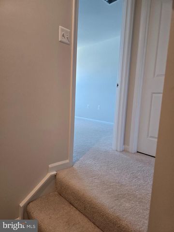 33 APOLLO RD, Charles Town, WV 25414