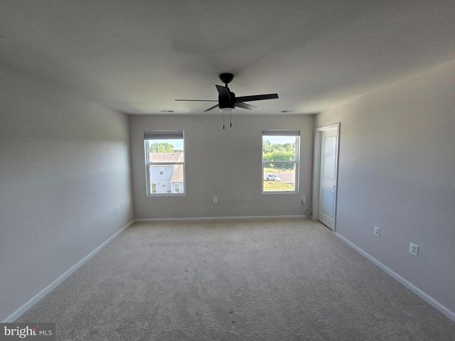 33 APOLLO RD, Charles Town, WV 25414