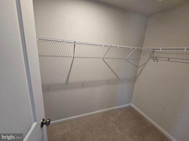 33 APOLLO RD, Charles Town, WV 25414