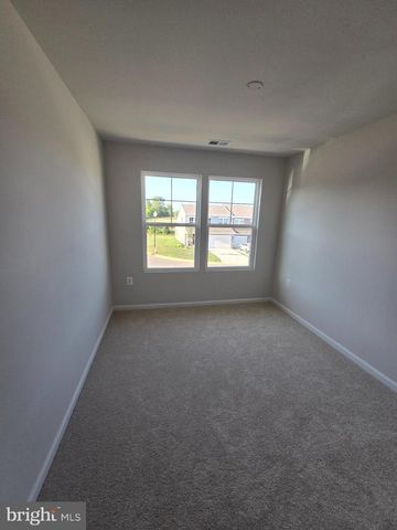 33 APOLLO RD, Charles Town, WV 25414