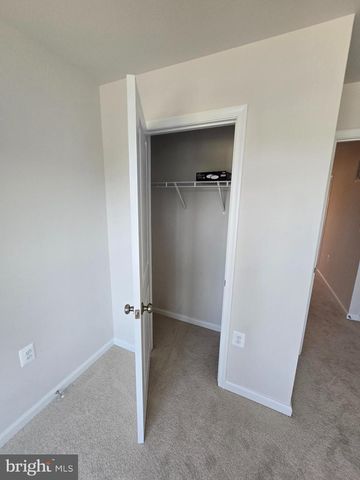 33 APOLLO RD, Charles Town, WV 25414