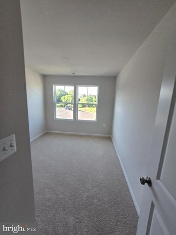 33 APOLLO RD, Charles Town, WV 25414