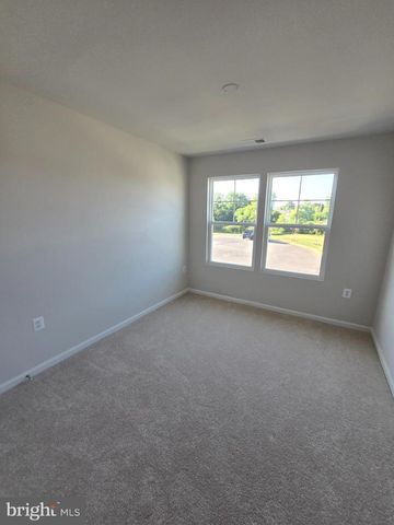 33 APOLLO RD, Charles Town, WV 25414