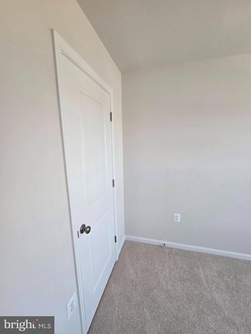 33 APOLLO RD, Charles Town, WV 25414