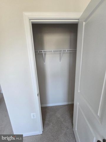 33 APOLLO RD, Charles Town, WV 25414