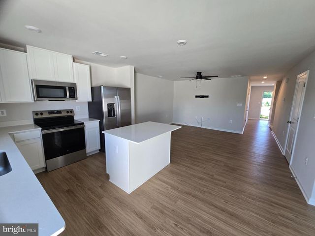 33 APOLLO RD, Charles Town, WV 25414