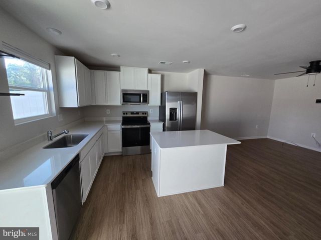 33 APOLLO RD, Charles Town, WV 25414