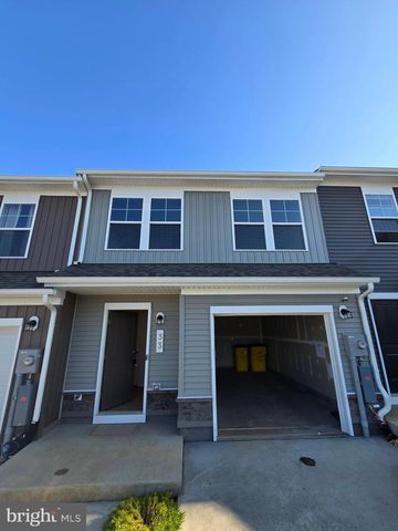 33 APOLLO RD, Charles Town, WV 25414