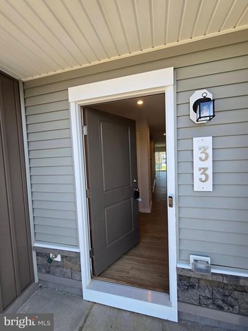 33 APOLLO RD, Charles Town, WV 25414