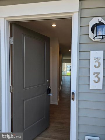 33 APOLLO RD, Charles Town, WV 25414