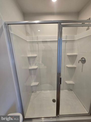 33 APOLLO RD, Charles Town, WV 25414