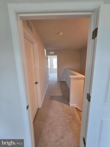 33 APOLLO RD, Charles Town, WV 25414