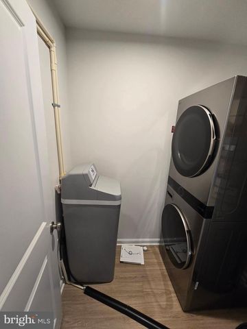 33 APOLLO RD, Charles Town, WV 25414