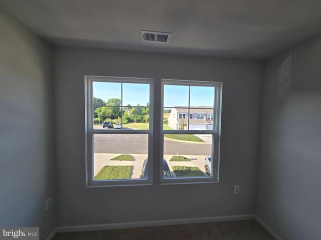 33 APOLLO RD, Charles Town, WV 25414