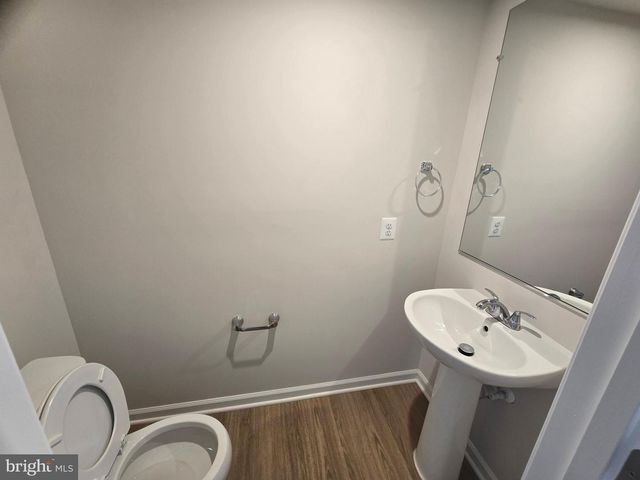 33 APOLLO RD, Charles Town, WV 25414