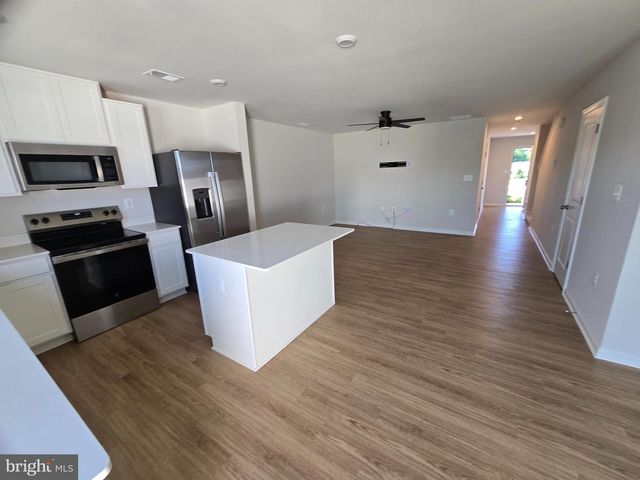 33 APOLLO RD, Charles Town, WV 25414