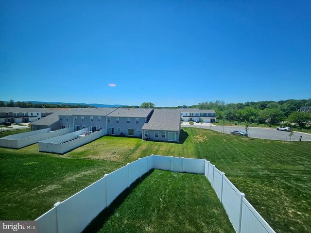 33 APOLLO RD, Charles Town, WV 25414